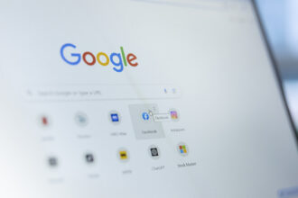 Google AI Overviews en France : comment savoir si votre site y est visible ?